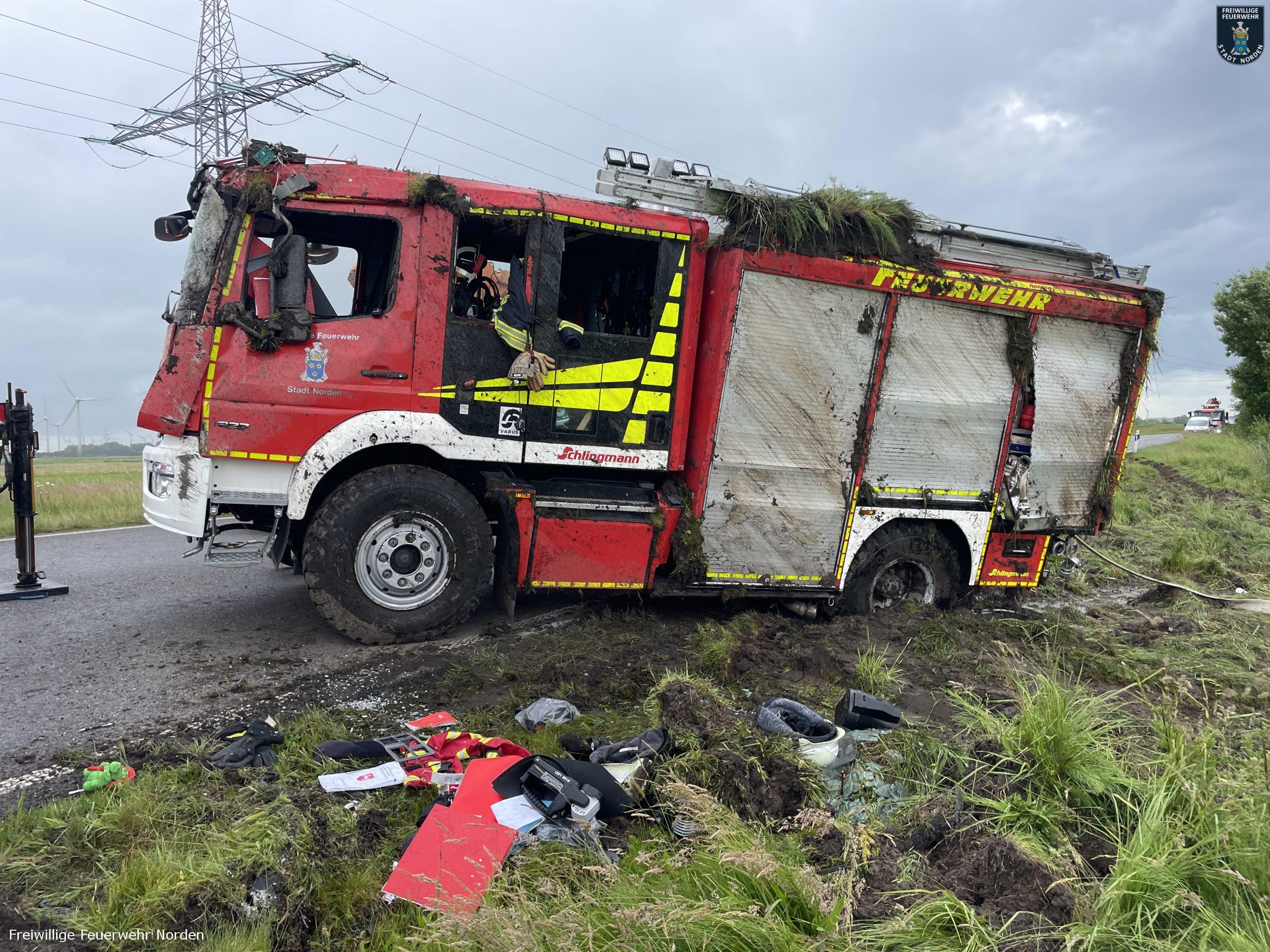 Löschfahrzeug Auf B72 Verunglückt - Feuerwehr Norden