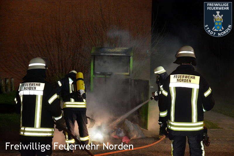 Brennender Altkleidercontainer In Tidofeld - Feuerwehr Norden